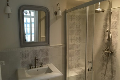 ニースにあるトラディショナルスタイルのおしゃれな浴室の写真