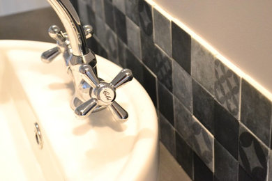 Aménagement d'une grande salle d'eau romantique avec une douche double, un carrelage blanc, un mur blanc, un lavabo posé et un plan de toilette en bois.