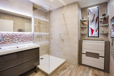 Idee per una stanza da bagno con doccia contemporanea di medie dimensioni con piastrelle beige, lavabo sottopiano e top beige