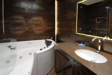Exemple d'une grande salle de bain principale tendance en bois brun avec un bain bouillonnant, un combiné douche/baignoire, WC suspendus, un carrelage marron, des carreaux de céramique, un mur marron, un sol en carrelage de céramique, un plan vasque, un plan de toilette en surface solide, un sol marron, une cabine de douche à porte battante et un plan de toilette marron.