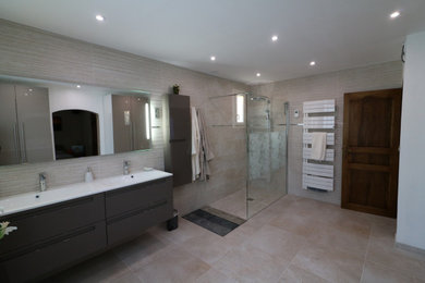 Cette image montre une très grande salle de bain principale design avec une douche à l'italienne, du carrelage en travertin, un mur beige, un sol en travertin, un plan vasque, un sol beige, aucune cabine, meuble double vasque et meuble-lavabo suspendu.