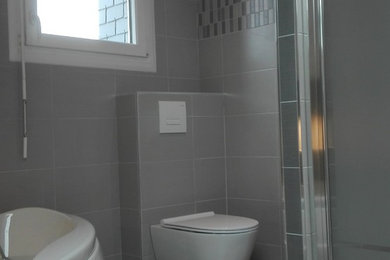 Design ideas for a modern bathroom in Rennes.