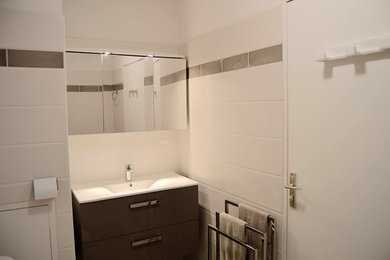 Cette image montre une petite salle de bain principale traditionnelle avec une baignoire encastrée, un carrelage beige, des carreaux de céramique, un mur blanc, un sol en carrelage de céramique, un plan vasque, un sol beige et un plan de toilette blanc.