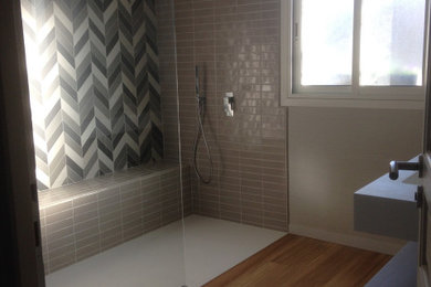 Exemple d'une salle de bain principale tendance avec une douche ouverte, un plan de toilette en surface solide, un plan de toilette blanc, meuble-lavabo suspendu et du papier peint.