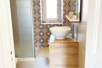 Inspiration pour une petite salle d'eau méditerranéenne en bois clair avec une douche à l'italienne, WC à poser, un carrelage multicolore, des carreaux de béton, un mur beige, un sol en carrelage imitation parquet, un lavabo posé, un plan de toilette en bois, un sol marron, aucune cabine, un plan de toilette beige, meuble simple vasque et meuble-lavabo suspendu.