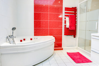 Idée de décoration pour une salle de bain principale design de taille moyenne avec des portes de placard blanches, une baignoire d'angle, un carrelage rouge, un sol blanc, une grande vasque, un mur rouge, carreaux de ciment au sol et une cabine de douche à porte coulissante.