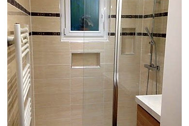 Réalisation d'une salle de bain principale tradition de taille moyenne avec une douche ouverte, un carrelage beige, mosaïque, un mur beige, une grande vasque et une cabine de douche à porte coulissante.