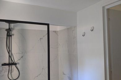 Inspiration pour une petite salle d'eau design avec un plan vasque et meuble simple vasque.