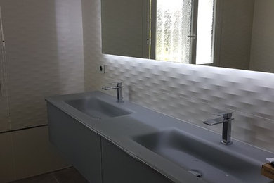 Inspiration pour une grande salle de bain principale design avec une douche à l'italienne, un carrelage blanc, des carreaux de céramique, un mur blanc, un sol en carrelage de céramique, un plan vasque, un plan de toilette en verre et un sol gris.