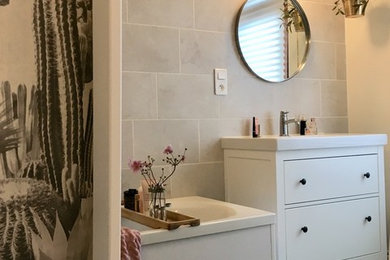 Idées déco pour une salle de bain principale classique de taille moyenne avec un placard à porte affleurante, des portes de placard blanches, un carrelage gris, un sol gris et un plan de toilette blanc.