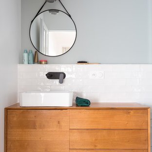 Idées déco pour une petit douche en alcôve principale scandinave avec des portes de placard en bois brun, un carrelage blanc, un mur blanc, une vasque, un plan de toilette en bois, un plan de toilette marron, un placard à porte plane, un WC séparé, un carrelage métro, un sol en carrelage de céramique, un sol gris et une cabine de douche à porte battante.