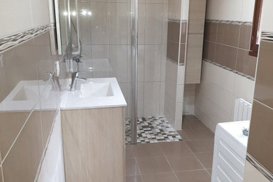 Ejemplo de cuarto de baño clásico renovado de tamaño medio con aseo y ducha