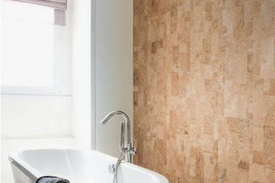 Cette photo montre une petite salle d'eau chic en bois avec une baignoire indépendante, un carrelage marron et un mur marron.