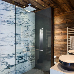 Exemple d'une salle d'eau montagne de taille moyenne avec un carrelage de pierre, une douche à l'italienne, un carrelage noir et blanc, une vasque et aucune cabine.