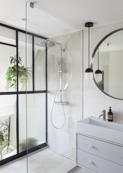 Contemporary Bathroom by atelier daaa