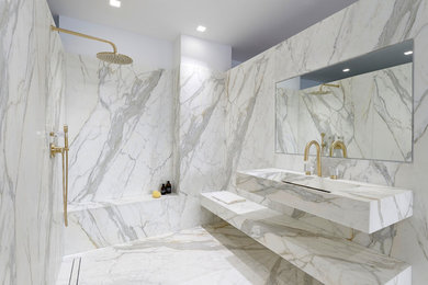 Réalisation d'une grande salle d'eau tradition avec une douche à l'italienne, un carrelage blanc, du carrelage en marbre, un sol en marbre, un plan vasque, un plan de toilette en marbre et un sol blanc.