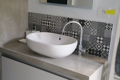 Salle d'eau béton ciré plan de vasque couleur gris rome