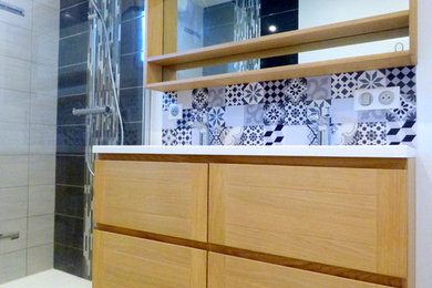 Exemple d'une salle d'eau chic avec une douche à l'italienne, un carrelage gris, des carreaux de béton, un mur blanc, une grande vasque et un sol beige.