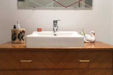 ボルドーにある低価格の小さなミッドセンチュリースタイルのおしゃれなバスルーム (浴槽なし) (白い床、淡色木目調キャビネット、オープン型シャワー、白いタイル、モザイクタイル、白い壁、セラミックタイルの床、オーバーカウンターシンク) の写真