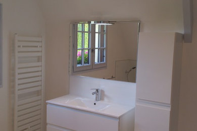 This is an example of a modern bathroom in Reims.