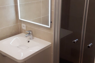 Aménagement d'une petite salle de bain contemporaine avec des portes de placard beiges, un carrelage beige, des carreaux de céramique, un mur beige, parquet clair et un plan vasque.