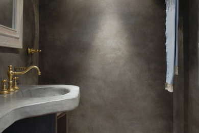 Aménagement d'une salle d'eau rétro de taille moyenne avec une douche à l'italienne, un mur gris, tomettes au sol, un placard sans porte, des portes de placard grises, WC suspendus, un carrelage gris, un lavabo intégré, un plan de toilette en béton, un sol orange, aucune cabine et un plan de toilette gris.