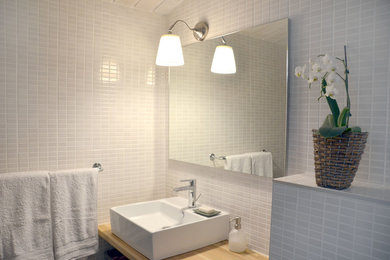 This is an example of a contemporary bathroom in Reims.