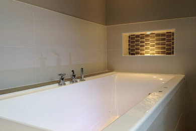 Idées déco pour une grande salle de bain principale contemporaine avec une baignoire posée, un carrelage beige, un sol en bois brun, un plan de toilette en bois et un mur blanc.