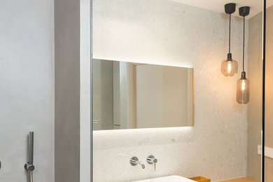 Cette photo montre une salle de bain tendance de taille moyenne.