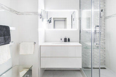 Diseño de cuarto de baño principal contemporáneo de tamaño medio con ducha a ras de suelo, baldosas y/o azulejos blancos, baldosas y/o azulejos de mármol, paredes blancas, suelo de mármol, lavabo tipo consola y encimera de vidrio