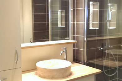 Esempio di una stanza da bagno con doccia contemporanea di medie dimensioni con piastrelle marroni, piastrelle in ceramica, pavimento con piastrelle in ceramica, lavabo da incasso, top in legno, pavimento marrone e top marrone