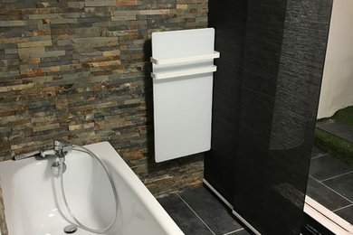 Idée de décoration pour une salle de bain design.