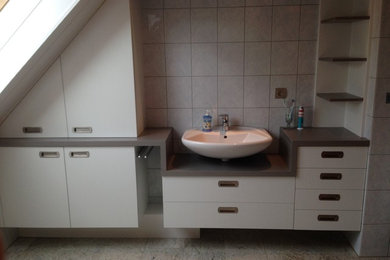 Inspiration for a modern bathroom in Strasbourg.