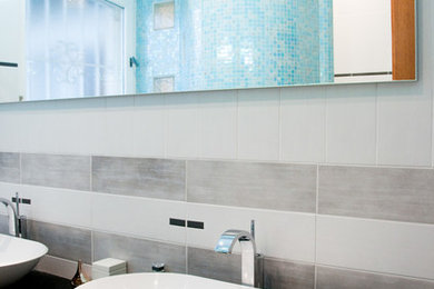 Пример оригинального дизайна: большая главная ванная комната в стиле модернизм с душем без бортиков, синей плиткой, керамической плиткой, белыми стенами, консольной раковиной и столешницей из дерева