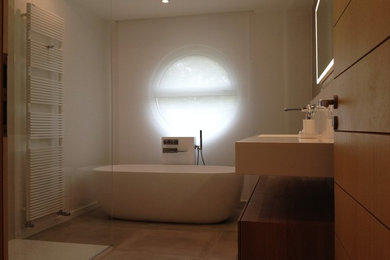 Пример оригинального дизайна: главная ванная комната среднего размера в современном стиле с накладной ванной, душем без бортиков, серой плиткой, белыми стенами, консольной раковиной, столешницей из искусственного камня и серым полом