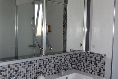 Cette image montre une salle de bain minimaliste.
