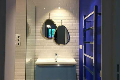 Cette photo montre une salle de bain tendance avec des portes de placard bleues.