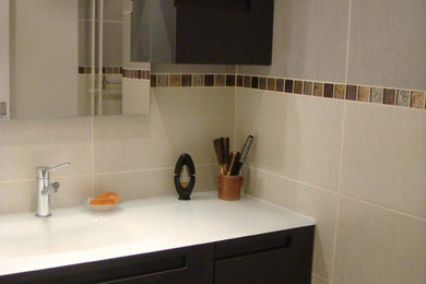 Idée de décoration pour une salle de bain minimaliste avec une douche à l'italienne, un carrelage gris, mosaïque, un mur gris et une grande vasque.