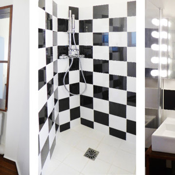 Salle de bain compacte avec lave main, lumière et rangements