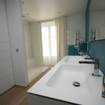 salle de bain contemporaine à dominante bleue et blanche