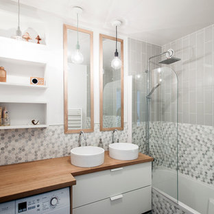 Exemple d'une petit salle de bain principale tendance avec des portes de placard blanches, un combiné douche/baignoire, un WC séparé, un carrelage blanc, un carrelage gris, carrelage en mosaïque, un mur gris, une vasque, un plan de toilette en bois, aucune cabine et un plan de toilette marron.