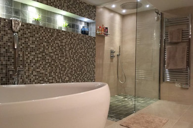 На фото: ванная комната в современном стиле с открытым душем, полом из керамической плитки и настольной раковиной с