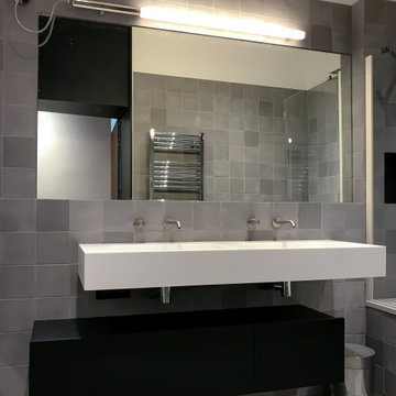 Salle de bain contemporaine dans un appartement ancien