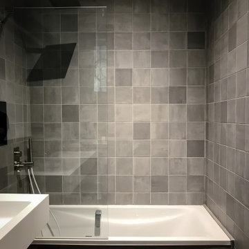 Salle de bain contemporaine dans un appartement ancien