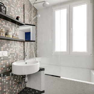 Idée de décoration pour une petit salle de bain principale design avec un combiné douche/baignoire, carrelage en mosaïque, un lavabo suspendu, un carrelage noir, un carrelage blanc, un carrelage gris, un carrelage marron, un mur gris, un sol en carrelage de terre cuite, un plan de toilette en carrelage, une baignoire encastrée et aucune cabine.