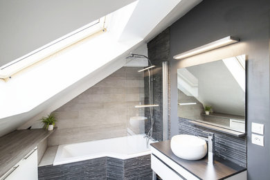 Inspiration for a contemporary bathroom in Lille.