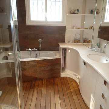 Salle de bain et douche avec sol pont de bateau