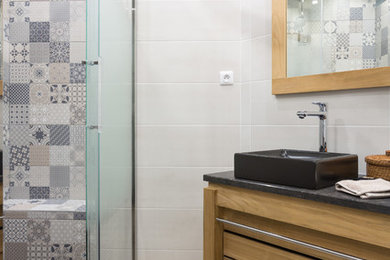 Idée de décoration pour une salle de bain principale bohème de taille moyenne avec une douche à l'italienne, un carrelage blanc, des carreaux de céramique, un sol en carrelage de céramique, un lavabo posé, un sol beige, une cabine de douche à porte coulissante, un plan de toilette bleu et meuble double vasque.