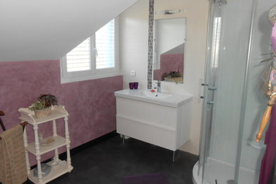 Exemple d'une salle d'eau romantique de taille moyenne avec une douche d'angle, un carrelage blanc, mosaïque, un mur multicolore, un sol en ardoise et une grande vasque.