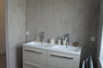 Photo of a large traditional ensuite bathroom in Lyon with beaded cabinets, beige cabinets, a built-in shower, a two-piece toilet, beige tiles, ceramic tiles, beige walls, ceramic flooring, a console sink, beige floors, an open shower and white worktops.